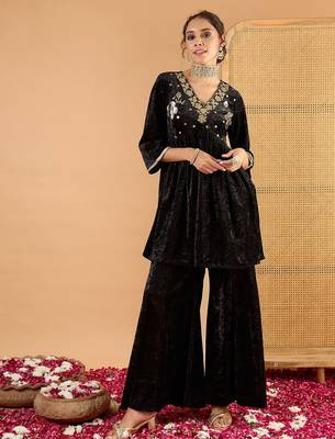 Women Ethnic Motifs Embroidered Tiered Mirror Work Kurti with Palazzos 2