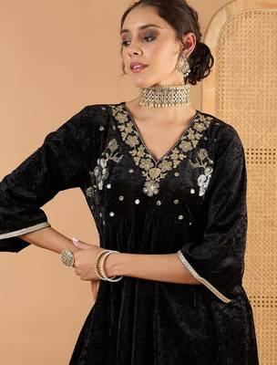 Women Ethnic Motifs Embroidered Tiered Mirror Work Kurti with Palazzos 3