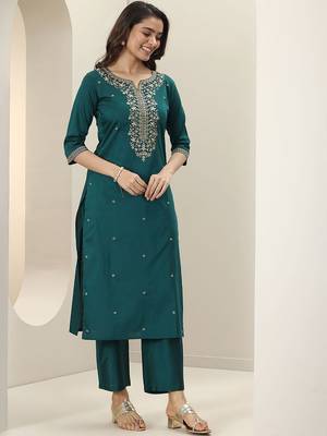 Floral Embroidered Notch Neck Sequinned Straight Kurta With Trousers & Dupatta 3
