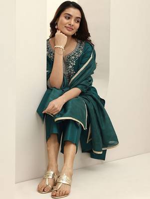 Floral Embroidered Notch Neck Sequinned Straight Kurta With Trousers & Dupatta 6