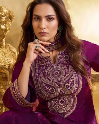 Women Floral Zari Embroidered Yoke Design Crushed Organza Kurta Set with Dupatta 2