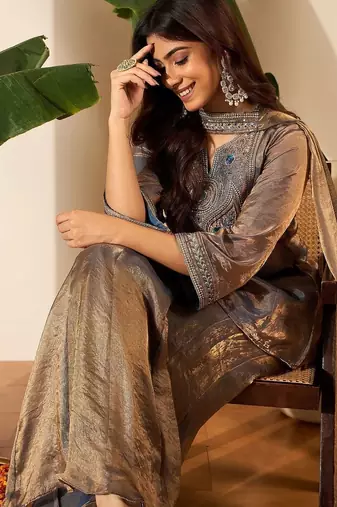 Women Floral Zari Embroidered Yoke Design Kurta Set with Dupatta