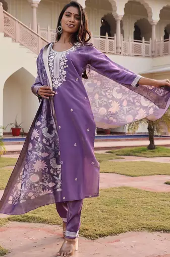 Ethnic motifs embroidered thread work kurta set