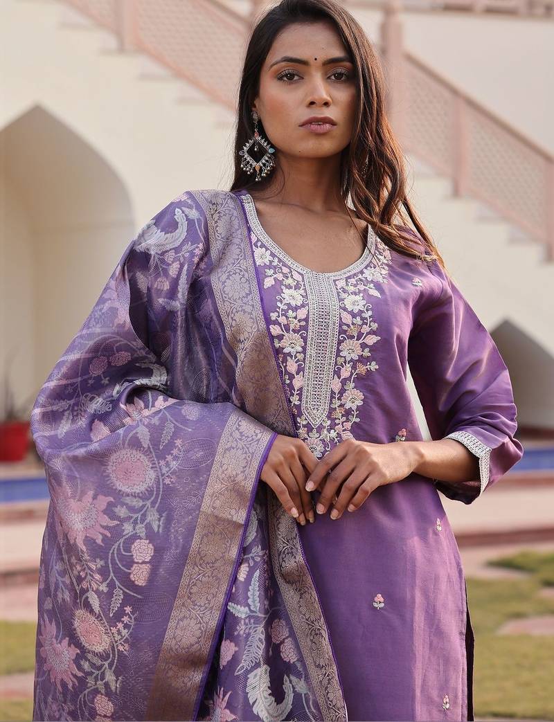 Ethnic motifs embroidered thread work kurta set