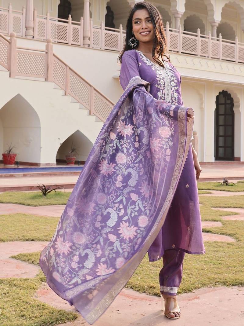 Ethnic motifs embroidered thread work kurta set