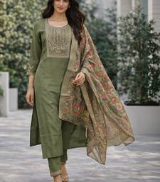 Women floral embroidered regular thread work kurta with trousers & with dupatta