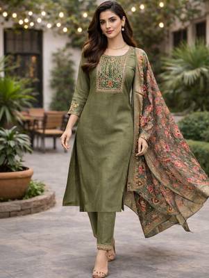 Women floral embroidered regular thread work kurta with trousers & with dupatta 2
