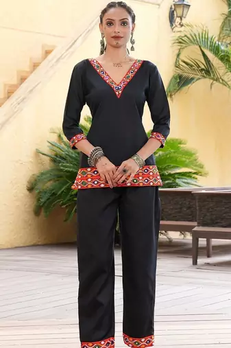 Ethnic motifs embroidered v-neck thread work thread work kurti