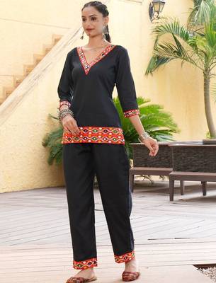 Ethnic motifs embroidered v-neck thread work thread work kurti 2