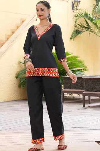 Ethnic motifs embroidered v-neck thread work thread work kurti