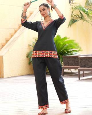 Ethnic motifs embroidered v-neck thread work thread work kurti 3
