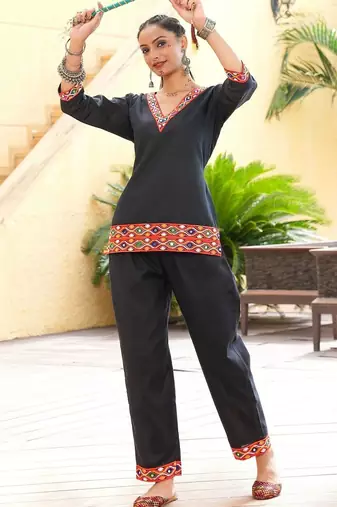 Ethnic motifs embroidered v-neck thread work thread work kurti