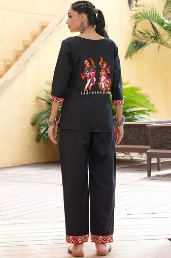 Ethnic motifs embroidered v-neck thread work thread work kurti