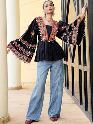 Ethnic motifs embroidered v-neck flared sleeves thread work thread work angrakha kurti 1