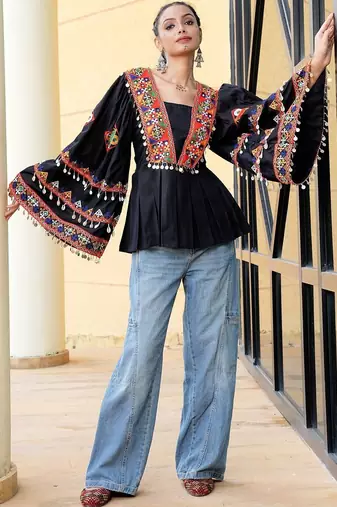 Ethnic motifs embroidered v-neck flared sleeves thread work thread work angrakha kurti