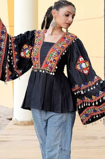 Ethnic motifs embroidered v-neck flared sleeves thread work thread work angrakha kurti