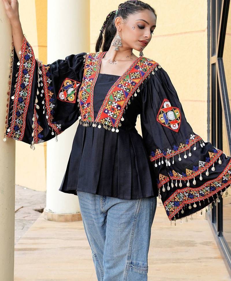 Ethnic motifs embroidered v-neck flared sleeves thread work thread work angrakha kurti