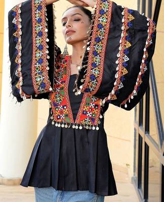 Ethnic motifs embroidered v-neck flared sleeves thread work thread work angrakha kurti 3