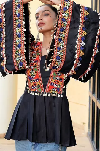 Ethnic motifs embroidered v-neck flared sleeves thread work thread work angrakha kurti