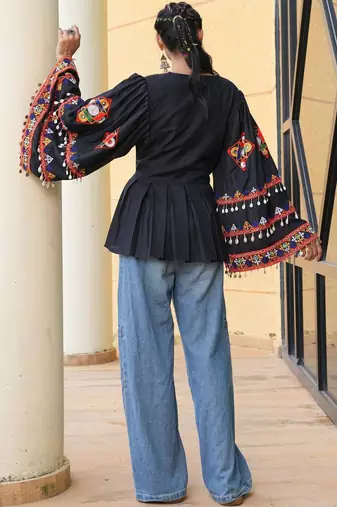Ethnic motifs embroidered v-neck flared sleeves thread work thread work angrakha kurti