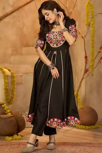 Ethnic motifs embroidered boat neck thread work pure cotton thread work pleated anarkali kurti