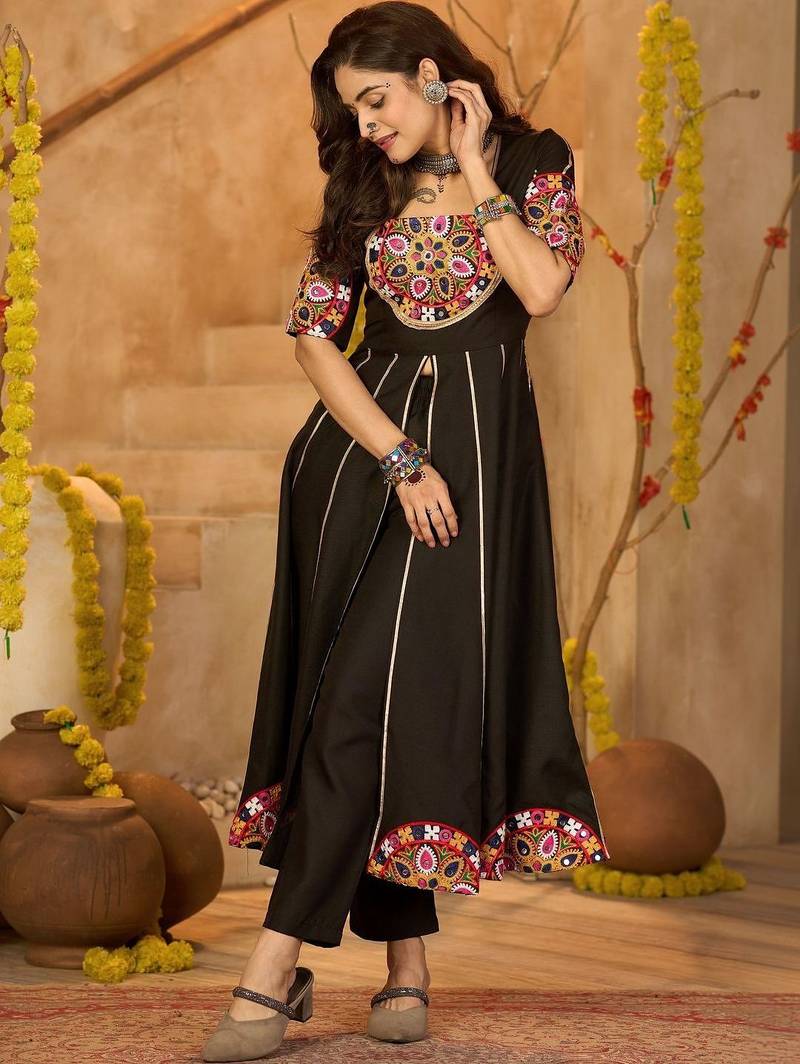 Ethnic motifs embroidered boat neck thread work pure cotton thread work pleated anarkali kurti