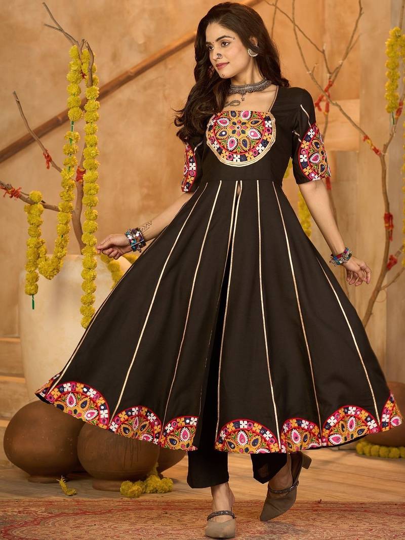Ethnic motifs embroidered boat neck thread work pure cotton thread work pleated anarkali kurti
