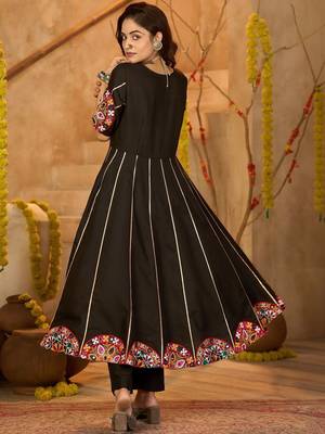 Ethnic motifs embroidered boat neck thread work pure cotton thread work pleated anarkali kurti 4