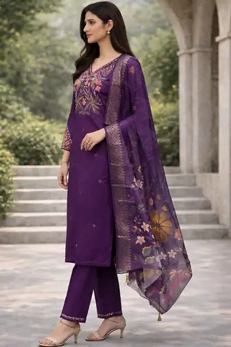 Women floral embroidered regular thread work kurta with trousers & with dupatta