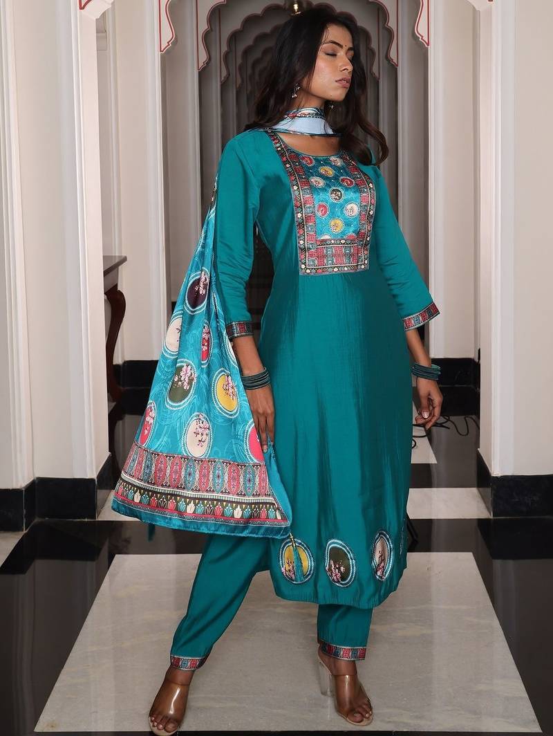 Ethnic motifs printed thread work thread work kurta Set