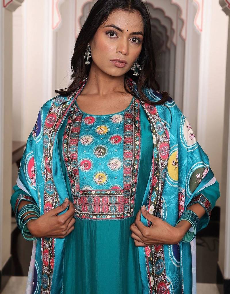 Ethnic motifs printed thread work thread work kurta Set