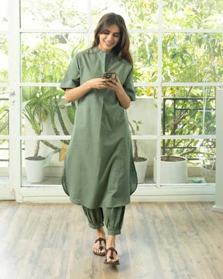 Women's Solid Green Kurta and Pants Set with Mandarin Collar 1