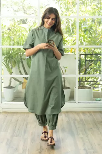 Women's Solid Green Kurta and Pants Set with Mandarin Collar