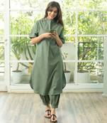 Women's Solid Green Kurta and Pants Set with Mandarin Collar