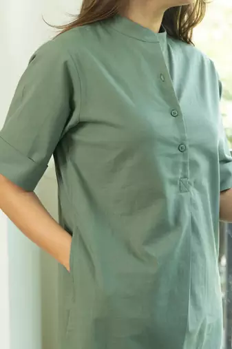 Women's Solid Green Kurta and Pants Set with Mandarin Collar