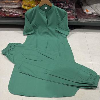 Women's Solid Green Kurta and Pants Set with Mandarin Collar 4