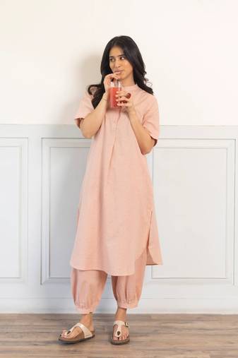 Women's Solid Peach Kurta and Pants Set with Mandarin Collar