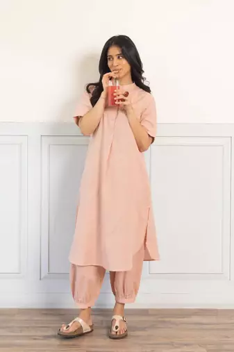 Women's Solid Peach Kurta and Pants Set with Mandarin Collar
