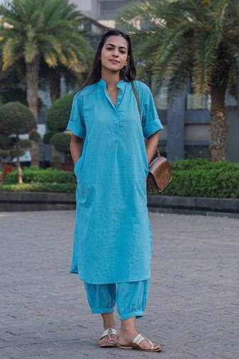 Women's Solid Teal Kurta and Pants Set with Mandarin Collar
