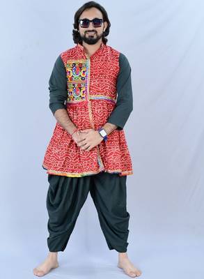Men bandhani printed empire mirror work kurta with dhoti pants 1