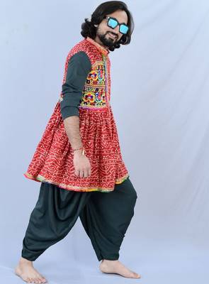Men bandhani printed empire mirror work kurta with dhoti pants 3