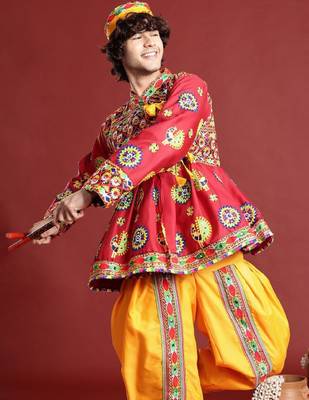 Men ethnic motifs embroidered pleated mirror work kediya set with cap & dandiya - free size 1