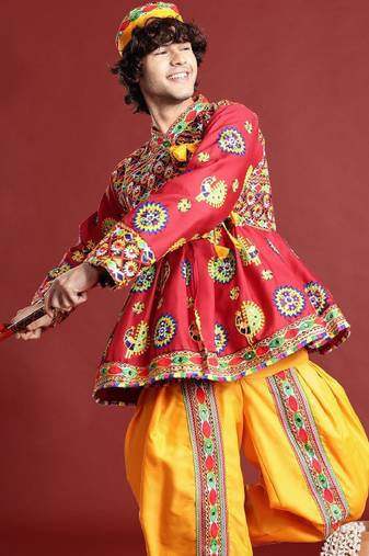 Men ethnic motifs embroidered pleated mirror work kediya set with cap & dandiya - free size