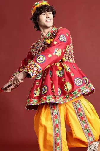 Men ethnic motifs embroidered pleated mirror work kediya set with cap & dandiya - free size