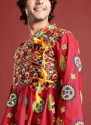 Men ethnic motifs embroidered pleated mirror work kediya set with cap & dandiya - free size 2