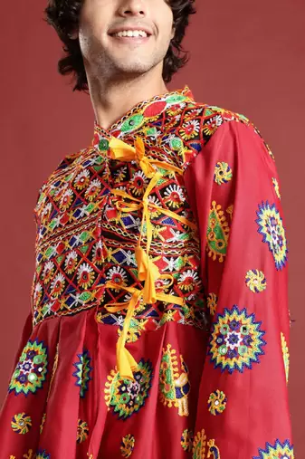 Men ethnic motifs embroidered pleated mirror work kediya set with cap & dandiya - free size