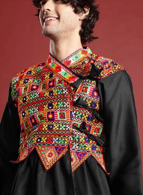 Ethnic motifs embroidered angrakha navaratri kediya set with dandiya & cap - free size 2