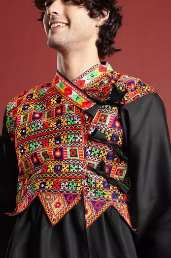 Ethnic motifs embroidered angrakha navaratri kediya set with dandiya & cap - free size