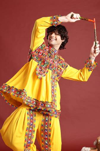 Ethnic motifs embroidered angrakha navaratri kediya with dhoti pants & dandiya - free size