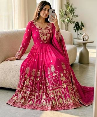 Rani-pink faux georgette embroidered flared gown set 3